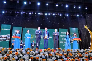 Phó Thủ tướng Trịnh Đình Dũng trao Giải thưởng Lương Định Của cho Anh Phạm Văn Khôi - Hợp tác xã Chiến Thắng - Xã Thiện Phiến, Huyện Tiên Lữ, Tỉnh Hưng Yên.