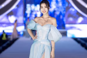 Đỗ Mỹ Linh gợi cảm trên thảm đỏ với đầm trễ vai.