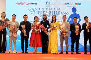 Ban tổ chức "hoa khôi Hòa bình" 2020 tặng hoa các đơn vị đồng hành cùng chương trình.