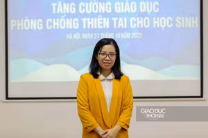 Cô Hà Thị Duyên trong buổi chia sẻ về tăng cường phòng chống thiên tai cho học sinh.