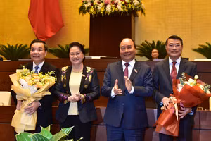 Thủ tướng Nguyễn Xuân Phúc, Chủ tịch Quốc hội Nguyễn Thị Kim Ngân tặng hoa nguyên Bộ trưởng Bộ Khoa học và Công nghệ Chu Ngọc Anh, nguyên Thống đốc Ngân hàng Nhà nước Việt Nam Lê Minh Hưng.