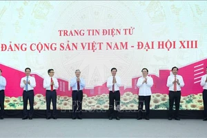 Đồng chí Trần Quốc Vượng, Uỷ viên Bộ Chính trị, Thường trực Ban Bí thư và các đồng chí lãnh đạo Ban Tuyên giáo khai trương Trang tin điện tử. Ảnh: Phương Hoa/TTXVN