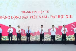 Đồng chí Trần Quốc Vượng, Uỷ viên Bộ Chính trị, Thường trực Ban Bí thư và các đồng chí lãnh đạo Ban Tuyên giáo khai trương Trang tin điện tử. Ảnh: Phương Hoa/TTXVN