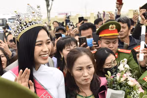 Hoa hậu Đỗ Thị Hà được chào đón nồng nhiệt ở quê nhà.