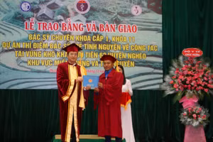 GS.TS. Nguyễn Vũ Quốc Huy, Hiệu trưởng nhà trường trao bằng cho các bác sĩ.