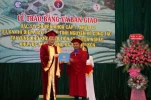 GS.TS. Nguyễn Vũ Quốc Huy, Hiệu trưởng nhà trường trao bằng cho các bác sĩ.