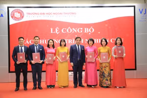 PGS.TS Bùi Anh Tuấn trao quyết định thành lập các chương trình nghiên cứu.