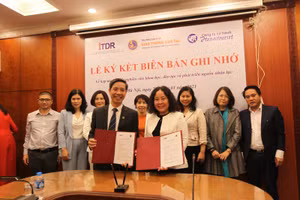 PGS.TS Nguyễn Thanh Chương - Phó Hiệu trưởng nhà trường trao thoả thuận hợp tác đào tạo vói các doanh nghiệp lữ hành