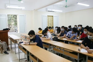 Sinh viên Trường Đại học KHTN - Đại học Quốc gia Hà Nội đeo khẩu trang chống dịch trên giảng đường. 