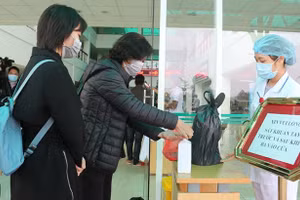 Thực hiện rửa tay sát khuẩn đảm bảo phòng chống dịch.