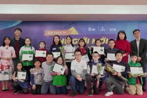 Các bạn nhỏ nhận học bổng Ươm mầm sáng tạo tại Hà Nội.