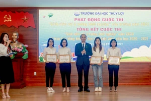 GS.TS Trịnh Minh Thụ - Hiệu trưởng nhà trưởng trao thưởng cho nhóm SV đạt giải Ba toàn quốc “Sinh viên với ý tưởng khởi nghiệp” năm 2020.