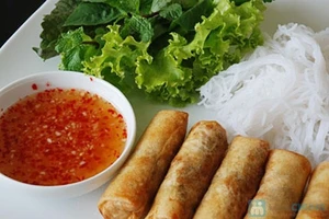 Món nem rán (chả giò) có đến 15 loại thực phẩm khác nhau cung cấp đầy đủ dinh dưỡng cho bữa ăn.
