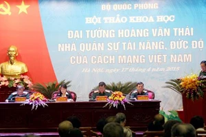 Thượng tướng Đỗ Bá Tỵ - Thứ trưởng Bộ Quốc phòng phát biểu tham luận tại hội nghị