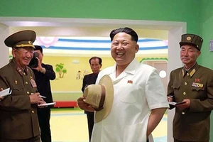 Nhà lãnh đạo Triều Tiên Kim Jong-un và các quan chức quân đội
