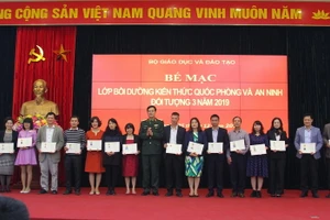 Thiếu tướng.TS. Phạm Đức Tú trao giấy chứng nhận cho các học viên. Ảnh: Việt Hà