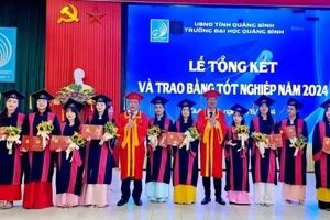 Lãnh đạo Trường đại học Quảng Bình trao bằng tốt nghiệp cho sinh viên.