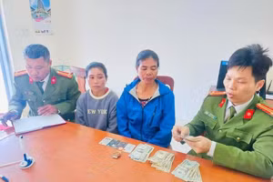 Công an xã Hướng Phùng tiếp nhận số tiền 2 học sinh nhặt được.