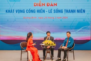 Ông Nguyễn Công Huấn, Nguyên Bí thư Tỉnh Đoàn Quảng Bình chia sẻ kinh nghiệm làm cán bộ Đoàn.