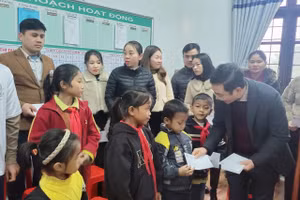 TS Đặng Ngọc Tuấn, Giám đốc Sở GD&ĐT Quảng Bình tặng quà đến học sinh.