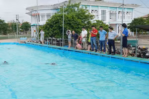 Khai giảng lớp dạy bơi miễn phí cho học sinh.