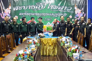 Đại tá Hồ Thanh Sơn, Phó Chỉ huy trưởng, Tham mưu Trưởng BĐBP tỉnh Quảng Bình chúc Tết tại tỉnh Khăm Muồn.