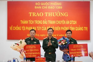 Thiếu tướng Nguyễn Thanh Huy, Cục trưởng Cục Điều tra hình sự, Phó Trưởng Ban Chỉ đạo 1389 Bộ Quốc phòng trao thưởng cho BĐBP tỉnh Quảng Trị. 