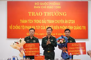 Thiếu tướng Nguyễn Thanh Huy, Cục trưởng Cục Điều tra hình sự, Phó Trưởng Ban Chỉ đạo 1389 Bộ Quốc phòng trao thưởng cho BĐBP tỉnh Quảng Trị. 