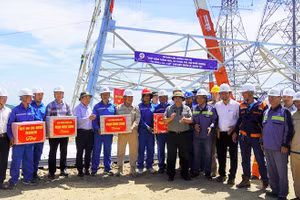 Thủ tướng Phạm Minh Chính tặng quà kỹ sư, công nhân thi công tại vị trí số 2 Đường dây 500kV Quảng Trạch - Quỳnh Lưu.