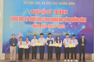 Lãnh đạo Sở GD&ĐT trao giải Nhất cho các học sinh. 