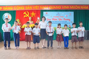 Bà Bùi Thị Hồng Nhung, Phó Giám đốc Công ty TĐQT trao quà đến học sinh.