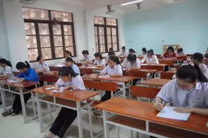 777 thí sinh (TS) đã dự thi hai môn Ngữ văn và Toán theo đề chung của cả khối không chuyên và chuyên vào ngày 4/6. Sáng nay, TS tiếp tục dự thi Tiếng Anh. Chiều sẽ thi các môn chuyên đã đăng ký trước đó.