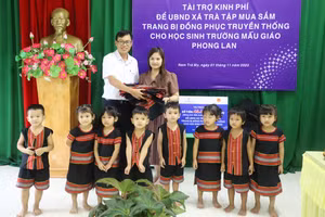 Công ty Thủy điện Sông Tranh hỗ trợ kinh phí tặng đồng phục cho các cháu mầm non.