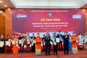 Lễ tôn vinh doanh nhân, doanh nghiệp đổi mới sáng tạo.