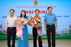 Ông Phạm Tiến Nam - Chủ tịch Liên đoàn Lao động tỉnh Quảng Bình và ông Đặng Ngọc Tuấn, Giám đốc Sở GD&ĐT Quảng Bình chúc mừng tân Chủ tịch và Phó Chủ tịch Công đoàn ngành Giáo dục.