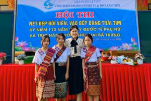 Cô Thanh cùng những học sinh Vân Kiều mà cô hết mực thương yêu.