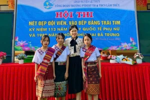 Cô Thanh cùng những học sinh Vân Kiều mà cô hết mực thương yêu.