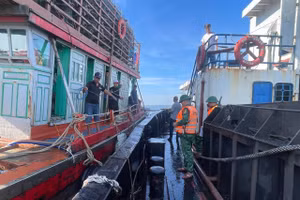 Tàu cá QB 91886 TS được lai dắt vào cửa Nhật Lệ.