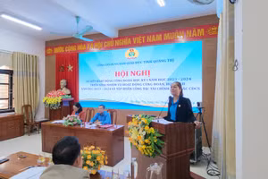 Bà Nguyễn Thị Thu Hà, Phó Chủ tịch Liên đoàn Lao động tỉnh Quảng Trị phát biểu tại hội nghị.