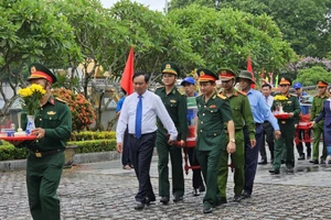 Lãnh đạo tỉnh Quảng Trị di chuyển hài cốt liệt sĩ về nơi an táng.