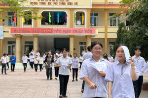 Thí sinh rời phòng thi với tâm trạng khá thoải mái.