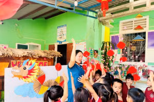 Trở lại trường sau Tết, học sinh miền núi Quảng Trị được thầy cô 'mừng tuổi'.