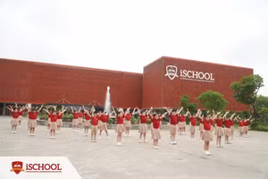 iSchool Quảng Trị có khuôn viên rộng gần 50.000 m2, không gian rộng rãi, thoáng mát; cơ sở vật chất đồng bộ, hiện đại. iSchool Quảng Trị