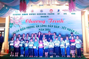 Báo GD&TĐ kết nối các đơn vị trao 50 suất quà đến học sinh.