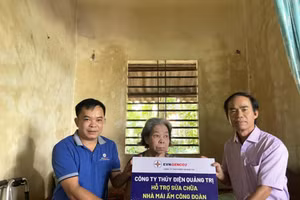 Ông Nguyễn Thanh Hùng - Giám đốc Công ty trao số tiền hỗ trợ của Công ty TĐQT đến tay gia đình anh Nguyễn Cửu Phúc.