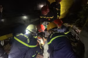 Lực lượng cứu hộ giải cứu các nạn nhân khỏi chiếc xe bị lật. 