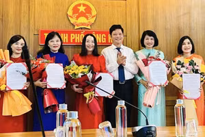 Ông Hồ Sỹ Trung, Chủ tịch UBND TP Đông Hà đã trao quyết định bổ nhiệm lãnh đạo 5 trường Tiểu học trên địa bàn.