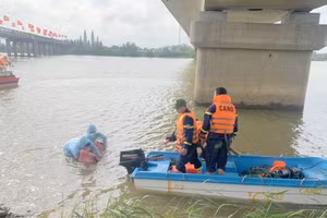 Lực lượng chức năng phát hiện thi thể nạn nhân.