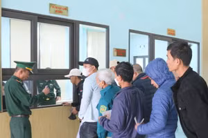 Lực lượng chức năng tại Cửa khẩu quốc tế La Lay giải quyết thủ tục XNC cho người dân.