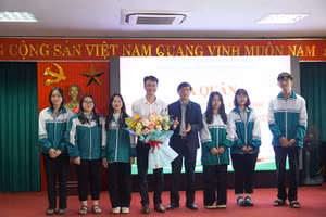Lãnh đạo Sở GD&ĐT động viên học sinh tham dự kỳ thi. 